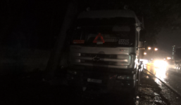 Người dân bức xúc truy đuổi xe container cán chết bé 8 tuổi rồi bỏ chạy