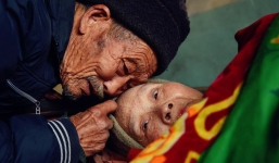 Chỉ vì một câu hứa, cụ ông dành hơn nửa cuộc đời mình chăm vợ bị bại liệt