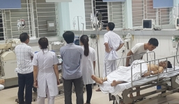 Tường đổ trúng người, giám đốc cùng công nhân nguy kịch