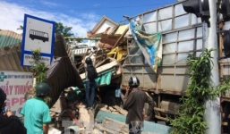 Xe tải tông sập 4 nhà dân bên đường