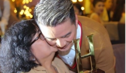 Đàm Vĩnh Hưng không chỉ tha thứ mà anh còn cầu nguyện cho mẹ trong tiệc sinh nhật