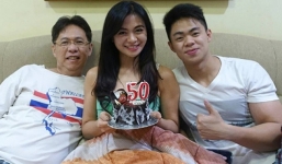 Mẹ 50 tuổi trẻ xinh như thiếu nữ 20, ngồi cạnh con trai cứ ngỡ bạn gái