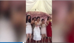 Cô dâu 19 tuổi 'quẩy' tung sân khấu với hội bạn thân