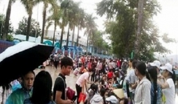 Gần 8000 công nhân đình công dưới mưa, yêu cầu đối thoại