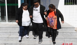 Gia đình 'ngàn cân' cùng nhau giảm béo sau khi cậu con trai gần như bị mù vì béo phì