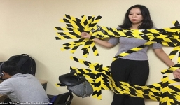 Vi phạm nội quy công ty, cô gái trẻ bị dán băng keo dính chặt vào tường