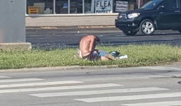 7 năm sau khi thất lạc, hai anh em bất ngờ tìm được nhau nhờ một bức ảnh “bộ xương khô” bên vệ đường