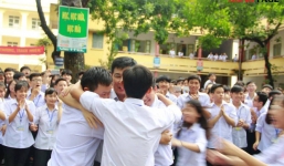 Thầy Hiệu trưởng chuyển công tác, hàng trăm học sinh nghẹn ngào quyến luyến