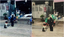 Người đàn ông đứng trong ổ gà dưới mưa gây tranh cãi cộng đồng mạng