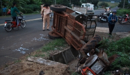 Xe công nông chở đoàn múa lân Trung thu bị xe tải đâm lật úp ven đường