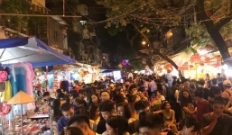 Nhìn cảnh dòng người đi chơi Trung thu mà thấy 'ngán ngẩm'