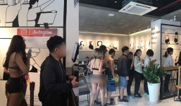 Mặc bikini xếp hàng nhận trà sữa: Cốc trà sữa giá bao nhiêu mà phải hở hang như vậy?