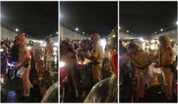 Hình ảnh đẹp đêm Trung thu: CSGT phát áo mưa miễn phí cho người dân