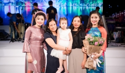 Mẹ tháp tùng chị em 'công chúa sao mai' Thu Hằng - Bích Hồng đi hát