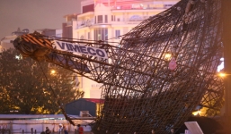 Dàn cẩu công trình đổ sập sau tiếng nổ 'như bom' tại Hà Nội