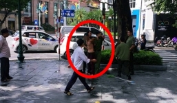 Nam thanh niên tâm thần cầm dao múa trên phố khiến nhiều người hoảng loạn