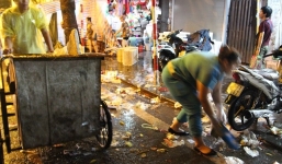 Cảm động câu chuyện người chồng thu gom rác giúp vợ tại phố cổ sau đêm Trung thu