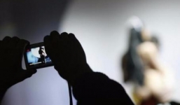 Mang ảnh nóng nhân tình của chồng đi 'bêu' khắp xóm