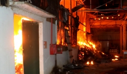 Thanh Hóa: Cháy lớn tại kho sản xuất tăm