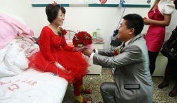 Chuyện tình cảm động cô dâu bị ung thư giai đoạn cuối, chú rể rước dâu bằng xe cứu thương