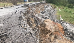 Con đường 68 tỷ ở Nghệ An: Sáng đi thấy một vết nứt, chiều về không thấy đường đâu nữa