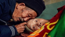 Xúc động trước cảnh người chồng chăm sóc vợ bị liệt toàn thân suốt 56 năm