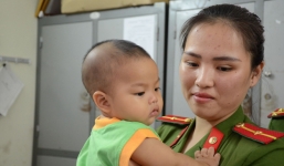 Tâm sự của Thiếu uý công an cho bé trai 7 tháng tuổi bị bỏ rơi bú