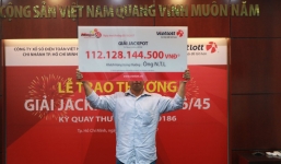 Tiện tay mua xổ số Vietlott khi trú mưa, trúng 112 tỷ đồng