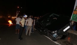 Va chạm kinh hoàng với xe tải, ô tô 7 chỗ tông thẳng vào con lươn, làm gãy trụ điện