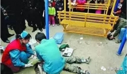 Cảnh báo: Bé 2 tuổi đứt gân và động mạch tay, phải khâu 20 mũi vì những vật quen thuộc tại khu chung cư