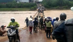 Cha lao xuống dòng lũ xiết cứu con nhưng bất thành