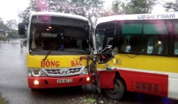 2 xe buýt đối đầu nhau kinh hoàng, tài xế mắc kẹt trong cabin
