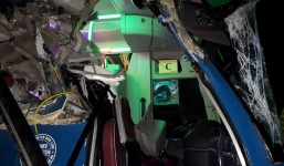 Xe khách biến dạng sau cú húc đuôi xe tải tại Nội Bài