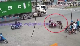 Nam thanh niên tạt đầu xe container, tông bay 2 người khác