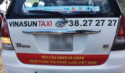 Việc taxi truyền thống dán băng rôn trên xe có thể bị xử lý 