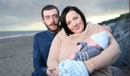 Bà ngoại 49 tuổi nhất quyết có con với bạn trai kém 24 tuổi mặc gia đình phản đối