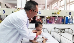 Mẹ để con 'tự đói khắc đòi ăn' khiến bé trai 3 tuổi nguy kịch