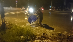 Không hôi của, người dân giúp tài xế gom 500 kg cá đổ xuống đường