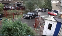 Cụ ông đạp nhầm chân ga, phá hỏng bãi đổ xe chỉ trong 20 giây