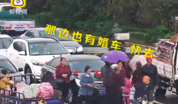 Xe dâu bị nhóm ăn xin chặn đường, đòi tiền giữa quốc lộ