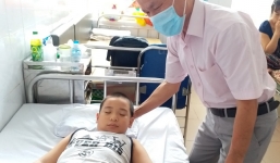 Kỳ lạ bé trai 8 tuổi mắc bệnh lạ, cứ ngóc đầu lên là ngất xỉu
