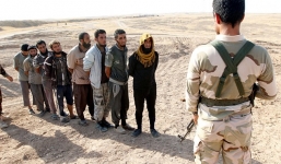 Hơn 1.000 tay súng IS quỳ gối xin hàng