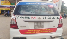 Xôn xao nhiều taxi ở TPHCM, Hà Nội dán decal phản đối Uber, Grab