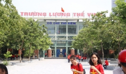 Sáng nay, trường Lương Thế Vinh không chào cờ đầu tuần, thầy cô mặc đồng phục áo đen lên lớp