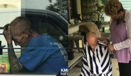 Thấy ông lão vô gia cư ngồi khóc trong nhà hàng, người phụ nữ này đã làm điều khiến ông nhớ ơn cả đời