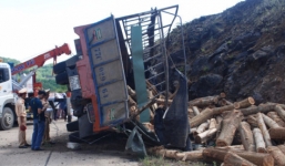 Xe tải đâm vào vách núi, tài xế tử vong, phụ xe kẹt trong ca bin