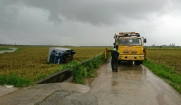 Lốc xoáy cuốn bay ô tô tải xuống ruộng, nhiều nhà bị tốc mái 