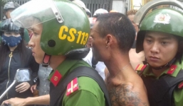 'Ngáo đá' chém trọng thương bạn tù rồi leo lên nóc nhà chửi bới