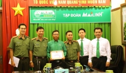 Nhân viên điều hành taxi quật ngã tên cướp giữa đường