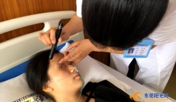 Chơi game trên điện thoại liên tục, cô gái trẻ hỏng 1 bên mắt